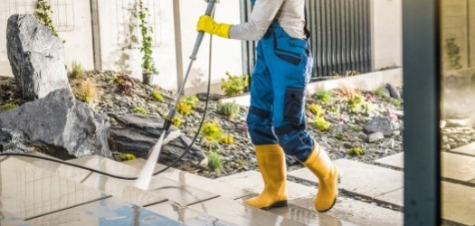 Comment entretenir un carrelage sur plot pour prolonger sa durée de vie ?