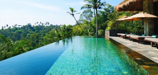 Piscines à débordement et carrelage Bali : un duo parfait pour un effet lagon