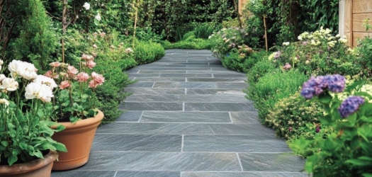 Aménager une allée de jardin avec du carrelage extérieur : idées et inspirations