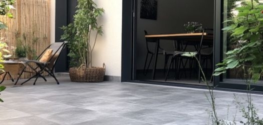     Dalle sur plot ou carrelage collé : quel système choisir pour votre terrasse